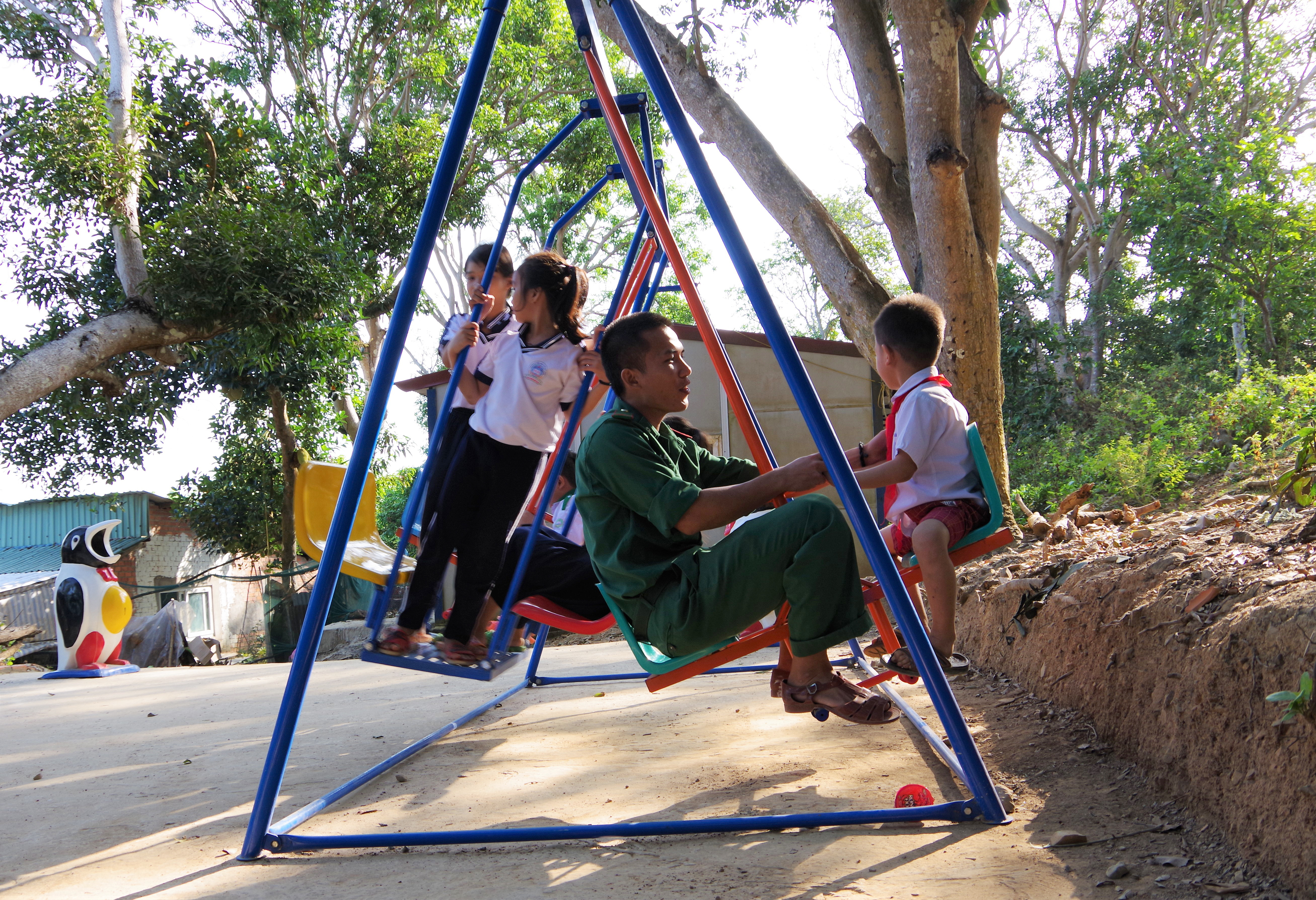 Thêm niềm vui cho các em nhỏ trên đảo Hòn Chuối